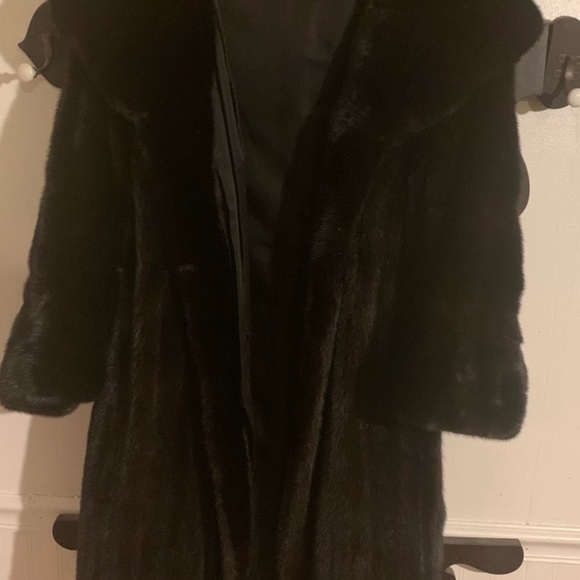 Beautiful Mink Coat. Great condition no rips or tears female mink. - Picture 2 of 5